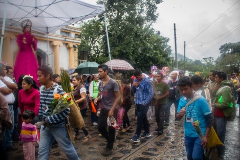 En las fiestas patronales de Xico, Veracruz recibieron a los encargados de recolectar la Flor de Cucharilla con lo que darán inicio a la confección del arco floral en honor a Santa Maria Magdalena.