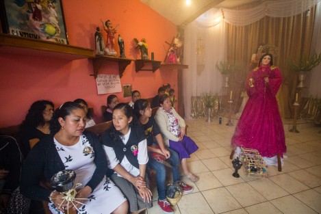 En las fiestas patronales de Xico, Veracruz recibieron a los encargados de recolectar la Flor de Cucharilla con lo que darán inicio a la confección del arco floral en honor a Santa Maria Magdalena.