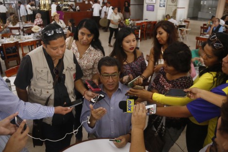 El senador Héctor Yunes Landa, indicó que de acuerdo a la publicación de un periódico nacional, son 25 los candidatos electos a alcaldes en el estado que sobrepasaron el tope de campaña, entre ellos los de Veracruz y Boca del Río.