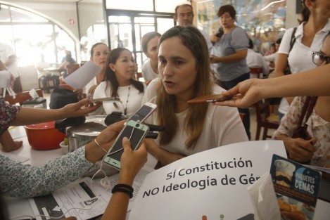 Integrantes del Frente Nacional por la Familia declararon que se oponen a la propuesta de la legisladora María Josefina Gamboa, sobre las Uniones de Hecho, que permitiría que personas del mismo sexo puedan contraer unirse legalmente, esto pese a que en la misma se omite la palabra matrimonio y no se otorga el derecho a la adopción.