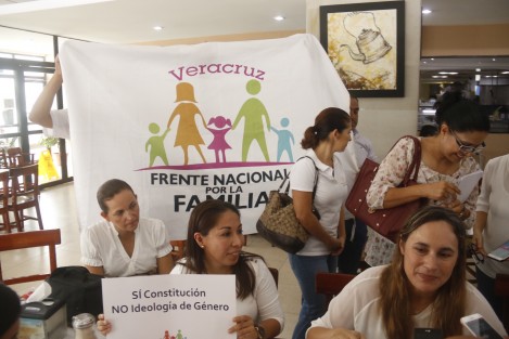 Integrantes del Frente Nacional por la Familia declararon que se oponen a la propuesta de la legisladora María Josefina Gamboa, sobre las Uniones de Hecho, que permitiría que personas del mismo sexo puedan contraer unirse legalmente, esto pese a que en la misma se omite la palabra matrimonio y no se otorga el derecho a la adopción.