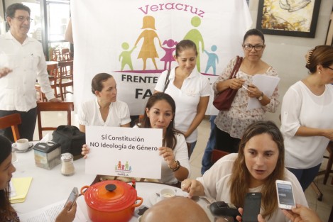 Integrantes del Frente Nacional por la Familia declararon que se oponen a la propuesta de la legisladora María Josefina Gamboa, sobre las Uniones de Hecho, que permitiría que personas del mismo sexo puedan contraer unirse legalmente, esto pese a que en la misma se omite la palabra matrimonio y no se otorga el derecho a la adopción.