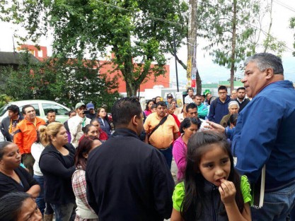 Antorchistas se manifiestan esta mañana en la Secretaría de Salud de Veracruz debido al incumplimiento del Gobierno en la construcción de centros de salud en diversas comunidades. 