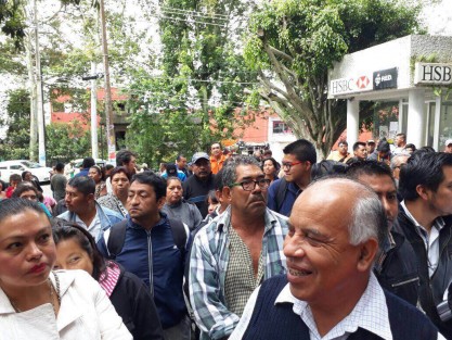 Antorchistas se manifiestan esta mañana en la Secretaría de Salud de Veracruz debido al incumplimiento del Gobierno en la construcción de centros de salud en diversas comunidades. 
