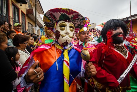 Las danzas tradicionales multicolores alegran las calles de Xico, Veracruz durante el mes de julio, con motivo de la fiesta patronal en honor a Santa María Magdalena. 
