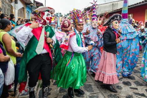 Las danzas tradicionales multicolores alegran las calles de Xico, Veracruz durante el mes de julio, con motivo de la fiesta patronal en honor a Santa María Magdalena. 
