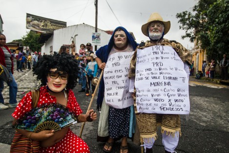 Algunos danzantes aprovechan para hacer crítica política mientras veneran a Santa María Magdalena. 