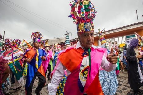 Las danzas tradicionales multicolores alegran las calles de Xico, Veracruz durante el mes de julio, con motivo de la fiesta patronal en honor a Santa María Magdalena. 
