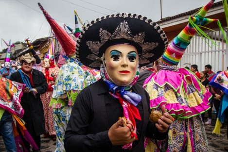 Las danzas tradicionales multicolores alegran las calles de Xico, Veracruz durante el mes de julio, con motivo de la fiesta patronal en honor a Santa María Magdalena. 
