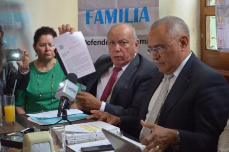 Integrantes del Frente Nacional por la Familia informaron que han solicitado una audiencia con el gobernador Javier Duarte de Ochoa para plantearle sus inquietudes respecto a temas de familia, matrimonio, salud y educación.  
