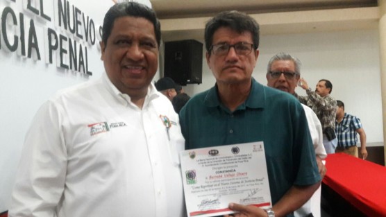 Reporteros de la zona norte recibieron constancias de participación en el curso <em>Como reportear en el nuevo Sistema Penal Acusatorio</em>. 