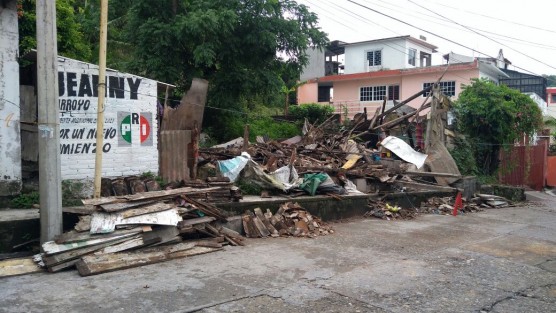 Debido a las fuertes lluvias de los últimos días, una humillde construcción se vino abajo en la calle Miguel Negrete de Papantla. Afortunadamente la construcción se encuentra deshabitada desde hace tiempo, por lo que no se reportan lesionados. 
