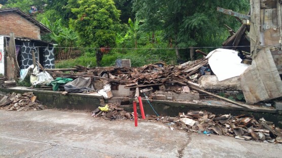 Debido a las fuertes lluvias de los últimos días, una humillde construcción se vino abajo en la calle Miguel Negrete de Papantla. Afortunadamente la construcción se encuentra deshabitada desde hace tiempo, por lo que no se reportan lesionados. 