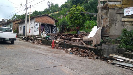 Debido a las fuertes lluvias de los últimos días, una humillde construcción se vino abajo en la calle Miguel Negrete de Papantla. Afortunadamente la construcción se encuentra deshabitada desde hace tiempo, por lo que no se reportan lesionados. 