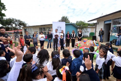 Para brindar mayor seguridad a niñas y niños, el alcalde Américo Zúñiga Martínez entregó un muro de contención en el Jardín Juan Escutia, de la colonia Miguel Alemán de esta capital, y destacó que Xalapa es el municipio que más ha invertido en infraestructura educativa en todo el estado.