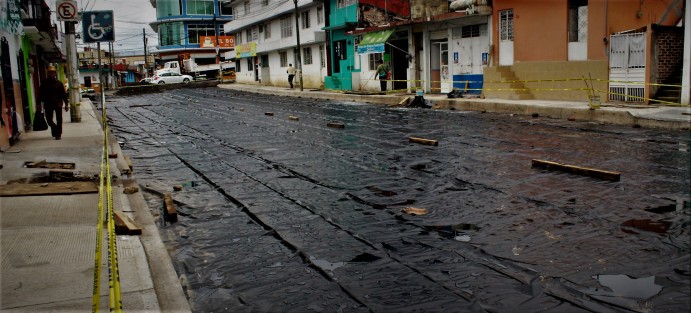 Las lluvias prolongan la obra en la calle Pípila. 
