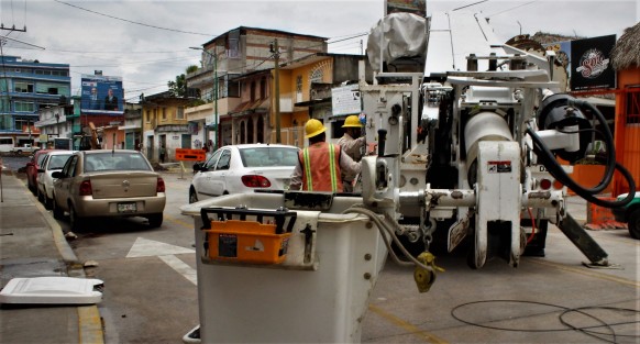 Y mientras la pavimentación de la calle Pípila va lenta, los trabajos de cambio de luminarias avanzan. 