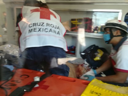 Un hombre resultó herido tras ser atacado por hombres armados cuando se encontraba cerca del campo de fútbol de la colonia Cuauhtémoc en la ciudad de Córdoba, Ver. Vecinos de la zona reportaron el ataque y solicitaron la presencia de cuerpos de rescate y seguridad llegando al lugar elementos de la Policía Estatal y Paramédicos de la Cruz Roja quienes auxiliaron a Gonzalo Adolfo S. A., de 38 años, alias <em>El Chalin</em> y lo trasladaron a un hospital. 