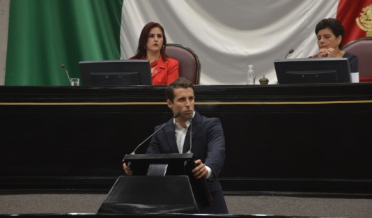 Dimes y diretes entre el diputado Bingen Rementería y la diputada Tanya Carola Viveros, al cuestionarle la segunda el porqué está detenida su iniciativa de austeridad republicana, con la cual se reducirían entre otros gastos, los sueldos de los diputados. Y le recomendó de que si no sabe dictaminar una iniciativa, le pregunte a su coordinador cómo hacerlo, pues ella no es su mamá para estarle diciendo lo que debe hacer. 
