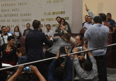 El joven Rementería acudió entre rechiflas a extenderle la mano a la diputada Tanya Carola Viveros. 