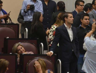 Dimes y diretes entre el diputado Bingen Rementería y la diputada Tanya Carola Viveros, al cuestionarle la segunda el porqué está detenida su iniciativa de austeridad republicana, con la cual se reducirían entre otros gastos, los sueldos de los diputados. Y le recomendó de que si no sabe dictaminar una iniciativa, le pregunte a su coordinador cómo hacerlo, pues ella no es su mamá para estarle diciendo lo que debe hacer. A esto último Rementería respondió que qué bueno que no es su mamá.
