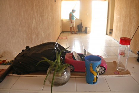 Continúan sin energía eléctrica y sin agua potable las familias que habitan las viviendas que fueron afectadas por el deslave del 7 de julio en el fraccionamiento El Oasis de la ciudad de Veracruz.  