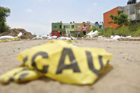  Las cintas de acceso restringido a la calle Colorado para evitar el paso de vehículos, fueron arrancadas al igual que los sacos de arena que servían de barrera de contención.