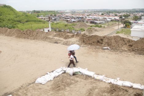 Las cintas de acceso restringido a la calle Colorado para evitar el paso de vehículos, fueron arrancadas al igual que los sacos de arena que servían de barrera de contención.
