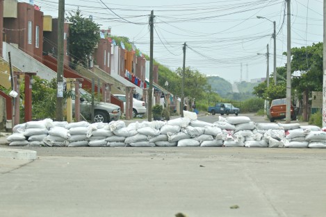 Continúan sin energía eléctrica y sin agua potable las familias que habitan las viviendas que fueron afectadas por el deslave del 7 de julio en el fraccionamiento El Oasis de la ciudad de Veracruz. Las cintas de acceso restringido a la calle Colorado para evitar el paso de vehículos, fueron arrancadas al igual que los sacos de arena que servían de barrera de contención.