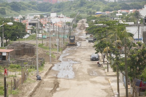 Continúan sin energía eléctrica y sin agua potable las familias que habitan las viviendas que fueron afectadas por el deslave del 7 de julio en el fraccionamiento El Oasis de la ciudad de Veracruz. Las cintas de acceso restringido a la calle Colorado para evitar el paso de vehículos, fueron arrancadas al igual que los sacos de arena que servían de barrera de contención.