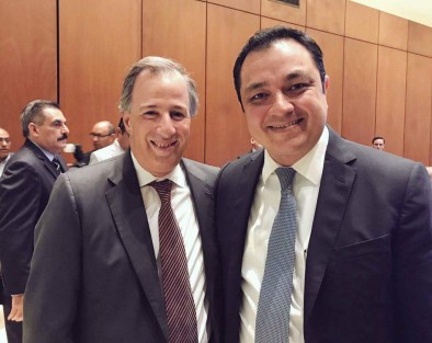En su calidad de Presidente Adjunto de la Federación Nacional de Municipios de México (FENAMM), el alcalde Américo Zúñiga Martínez y otros integrantes de la Conferencia Nacional de Municipios de México (CONAMM) se reunieron con el Secretario de Hacienda y Crédito Público, José Antonio Meade Kuribreña, para impulsar políticas públicas que permitan el fortalecimiento de hacendario de los municipios.
