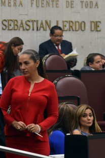 La diputada Cinthya Lobato cada vez llega más tarde a las sesiones del Congreso, evitando permanecer en su curul, al parecer para no intercambiar palabras con sus compañeros de bancadas. 