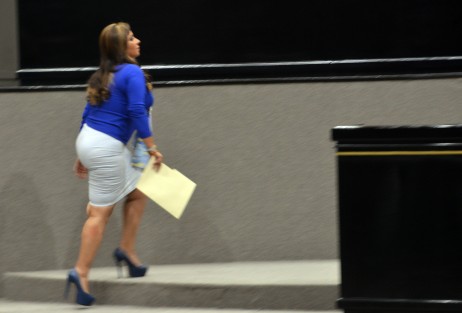 La diputada Dunyaska García pasó a tribuna a hablar sobre la edad en el empleo, cuando ahí mismo en la legislatura están despidiendo a mucho personal y lo malo que no es para ahorrar, sino para acomodar a sus seguidores. 