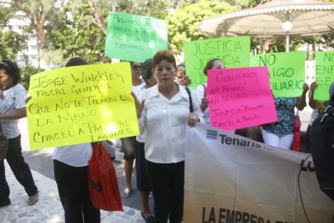 Mercedes Valencia Hernández, viuda de Pedro Cruz, se manifestó en el centro de la ciudad de Veracruz junto a familiares y amigos de otros exempleados de TAMSA agredidos durante un enfrentamiento con agremiados del sindicato Unidad y Progreso, para pedir que no se otorgue el arraigo domiciliario a Pascual Lagunes Ochoa pues aún hay 20 personas convalecientes por estos hechos. 