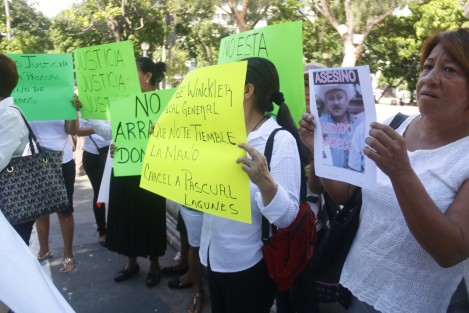 Mercedes Valencia Hernández, viuda de Pedro Cruz, se manifestó en el centro de la ciudad de Veracruz junto a familiares y amigos de otros exempleados de TAMSA agredidos durante un enfrentamiento con agremiados del sindicato Unidad y Progreso, para pedir que no se otorgue el arraigo domiciliario a Pascual Lagunes Ochoa pues aún hay 20 personas convalecientes por estos hechos. 