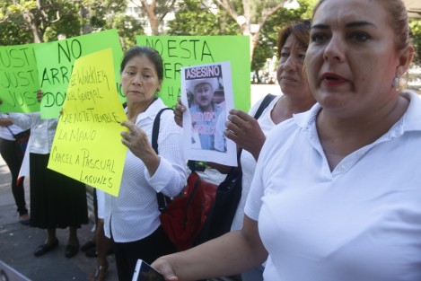Mercedes Valencia Hernández, viuda de Pedro Cruz, se manifestó en el centro de la ciudad de Veracruz junto a familiares y amigos de otros exempleados de TAMSA agredidos durante un enfrentamiento con agremiados del sindicato Unidad y Progreso, para pedir que no se otorgue el arraigo domiciliario a Pascual Lagunes Ochoa pues aún hay 20 personas convalecientes por estos hechos. 