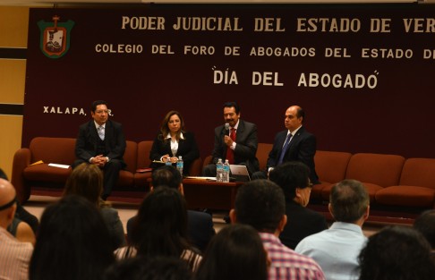 En el auditorio del edificio C del Tribunal Superior de Justicia del Estado se llevó a cabo la mesa redonda con el tema <em>El interés superior del menor y sus derechos humanos</em>, en donde participaron José Antonio Navarrete, José Luis Cuevas Gayoso, Concepción Andrade y Raúl Pimentel Murrieta.
