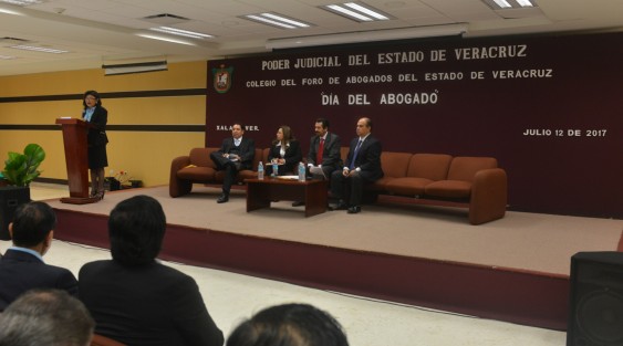 En el auditorio del edificio C del Tribunal Superior de Justicia del Estado se llevó a cabo la mesa redonda con el tema <em>El interés superior del menor y sus derechos humanos</em>, en donde participaron José Antonio Navarrete, José Luis Cuevas Gayoso, Elizabeth Ramírez y Raúl Pimentel Murrieta.

