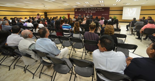 En el auditorio del edificio C del Tribunal Superior de Justicia del Estado se llevó a cabo la mesa redonda con el tema <em>El interés superior del menor y sus derechos humanos</em>, en donde participaron José Antonio Navarrete, José Luis Cuevas Gayoso, Elizabeth Ramírez y Raúl Pimentel Murrieta.

