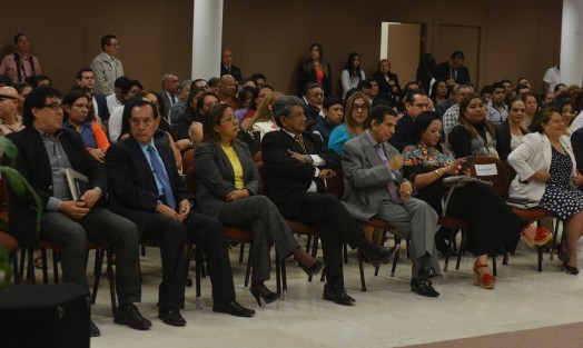 En el auditorio del edificio C del Tribunal Superior de Justicia del Estado se llevó a cabo la mesa redonda con el tema <em>El interés superior del menor y sus derechos humanos</em>, en donde participaron José Antonio Navarrete, José Luis Cuevas Gayoso, Elizabeth Ramírez y Raúl Pimentel Murrieta.
