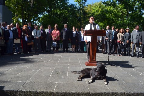 La Federación de Licenciados en Derecho del Estado de Veracruz, rindió homenaje ante el monumento a Benito Juárez, a quien llamaron el primer abogado de la Nación. 