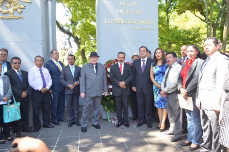 La Federación de Licenciados en Derecho del Estado de Veracruz, rindió homenaje ante el monumento a Benito Juárez, a quien llamaron el primer abogado de la Nación. El Alcalde Américo Zúñiga acompañó en el acto a los abogados, quienes reprocharon al gobierno la carencia de salas de juicios orales, así como dejar en libertad a servidores públicos por deficiencias en las leyes.