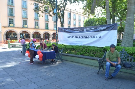El Registro civil de Xalapa ha colocado en el parquee Juárez una mesa de información para los interesados en contraer matrimonio en las próximas bodas colectivas. 