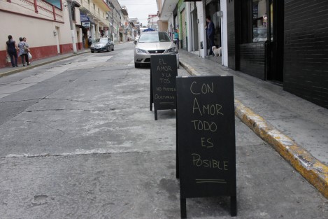 Transgrediendo el reglamento de Tránsito, pero eso sí... CON AMOR.