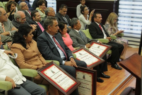 En ceremonia realizada en Sala de Cabildo de Palacio Municipal, en presencia de académicos, abogados, servidores públicos estatales y municipales y algunos de los condecorados en años anteriores, encomió las virtudes de estos dos hombres ejemplares, referentes para las generaciones actuales y futuras.
