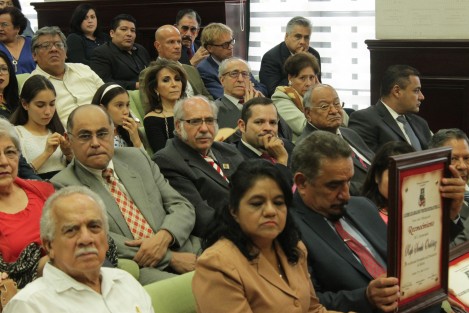 En ceremonia realizada en Sala de Cabildo de Palacio Municipal, en presencia de académicos, abogados, servidores públicos estatales y municipales y algunos de los condecorados en años anteriores, encomió las virtudes de estos dos hombres ejemplares, referentes para las generaciones actuales y futuras.