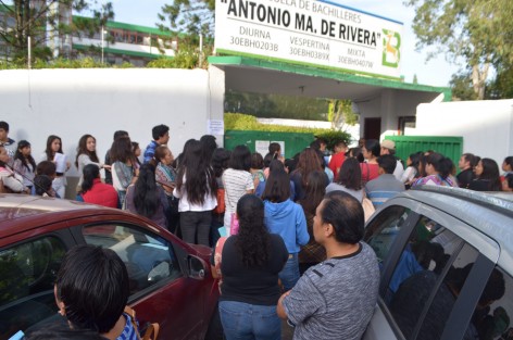 Jóvenes egresados de secundarias presentan este día examen de admisión para cursar la preparatoria, acompañados de sus padres realizan largas filas esperando obtener un lugar para continuar sus estudios. 