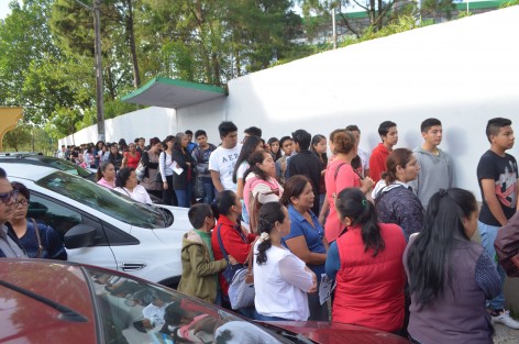 Jóvenes egresados de secundarias presentan este día examen de admisión para cursar la preparatoria, acompañados de sus padres realizan largas filas esperando obtener un lugar para continuar sus estudios. 