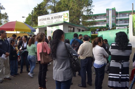 Jóvenes egresados de secundarias presentan este día examen de admisión para cursar la preparatoria, acompañados de sus padres realizan largas filas esperando obtener un lugar para continuar sus estudios. 