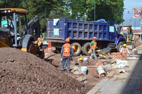 Transportistas que prestan servicio a la empresa Fyasa protestaron esta mañana por la falta de pago a sus trabajadores, parando sus unidades frente a la obra que se realiza en la calle de Enríquez.